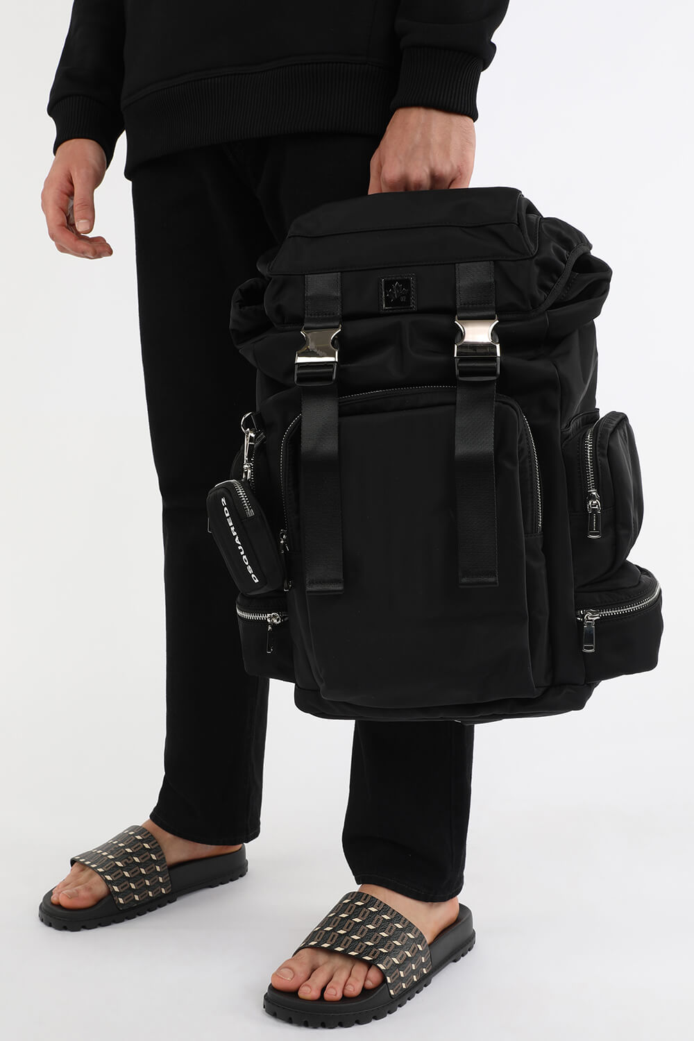 תמונת כל הלוק של תיק גב עלים בצבע שחור